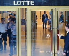 롯데에 칼 빼든 檢…'형제의 난'이 수사 단초 제공해