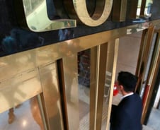 롯데 최대 위기… 신동빈 회장 어디에?