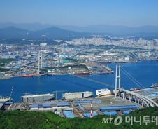 길 끝에 서 있을 땐 아무도 안 가본 길 과감히 걸어가야