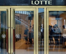 '롯데 비리' 검찰, 영빈관서 신동빈 회장 개인금고 압수