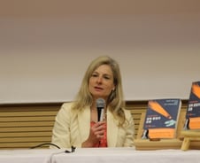 미모의 물리학자가 말하는, 암흑 물질과 공룡의 '연결고리'