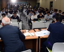 '제3의 길' 택했다…"밀양도, 가덕도도 아닌 김해 신공항"