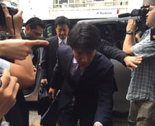 日롯데 주총장… 모습 감춘 '신동빈' 침통한 '신동주' 