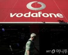 금융·車·항공 이어 통신사 보다폰도 탈영국 검토