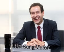 31년간 무배당, 국내 재투자...벤츠 딜러 '한성차'의 도전    