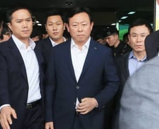 침통한 신동빈 "죄송한 생각뿐"…"檢 수사 성실히 협조"(종합)