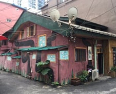 '벽타고 흐르는 빗물' 불안하고 우울한 쪽방촌 사람들