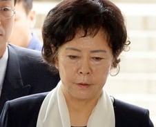 '70억대 비리' 신영자, 롯데家 최초 검찰 구속