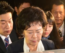 '롯데家 맏딸' 구속…신동빈 회장 '깊어지는 고민' 