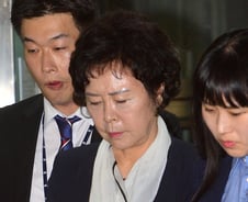 신영자 "억울하다" 통곡했지만 구속… 檢 수사 속도