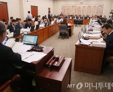 '민중은 개·돼지' 나향욱 국회 출석거부…"심신상태 불안"