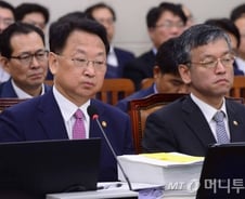 유일호 "사드 인한 中 경제보복 시 상응하는 계획 짜고 있다"