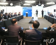 [현장클릭]'갑' 눈치보느라…스타트업 "1000만원 내고 들러리 설판"