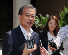 문재인 "사드 배치, 재검토·국회 동의절차 필요"(상보)