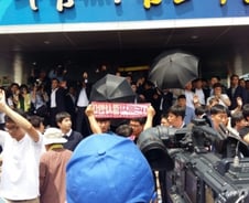 '계란·물병 세례' 황교안 "사드 위험 100번 점검할 것"