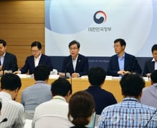 "추경, 구조조정 따른 일시 대량 실업 우려 때문"