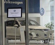 '車도 손님도 없이…' 적막함만 가득한 폭스바겐 전시장