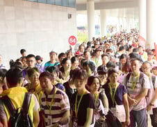 [르포]"유커 늘어도 고민"…인파로 몸살 앓는 제주항