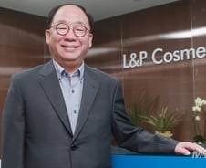 '유커 로드' 전략으로 승부수…"붙이는 화장품 세계 1위 목표"