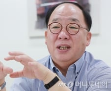 24년 화장품 한우물…권오섭 L&P코스메틱 대표는 누구?