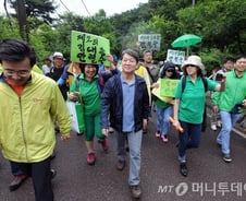 [현장+]'다이내믹 안철수', 소매걷고 락페에 등산까지