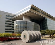 [단독]産銀, 퇴직자·친인척에 자회사 보험물량 몰아주기
