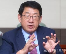"70년대처럼 수출中企 전폭지원…중견기업도 포함 추진"
