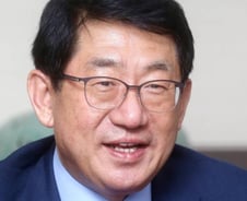 진주 '사랑방'에 모인 직원과 격의없이 맥주 마시는 수장