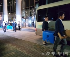 한미약품 9시간 압수수색…'차량 3대분' 자료 확보