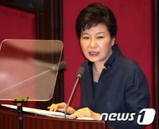朴대통령 '개헌 추진' 전격 선언…"정부 개헌안 마련, 임기내 완수"