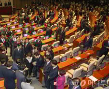 "개헌"에 野 일부 박수, 국당은 회의장서 대응논의