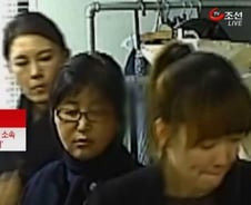 朴대통령 옷 고르는 최순실 포착, 윤전추 행정관이 보조