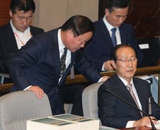 靑·내각 총사퇴 요구 빗발…이원종·황교안 "자리연연 않는다"