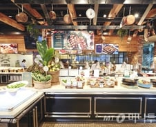 [단독]"굿바이, 과거" 1세대 토종 패밀리 레스토랑은 변신 중