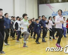 [단독] "朴대통령 시범 '늘품체조' 최순실 측근 차은택 작품"