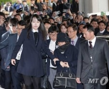 최순실 등장하자 '아수라장'…프라다 신발 벗겨지기도