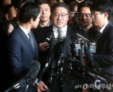 안종범 前수석 영장심사 출석…구속 여부 밤 늦게 결정