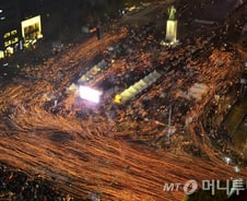 보수 '엄마부대' 대표, 촛불시위 여고생 뺨때려