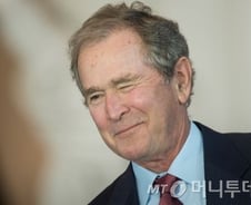 부시 전 대통령, 클린턴도 트럼프도 안찍었다 - 포춘