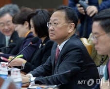 유일호 "트럼프 당선시 韓경제 전반 부정적 파급효과 우려"(상보)