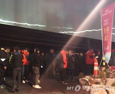 "용산 롯데캐슬, 웃돈 7000만원이요"…한껏 달궈진 분양권 夜시장