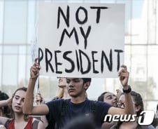 "엄마랑 못 살아?" 대통령 트럼프에 눈물-반대시위도