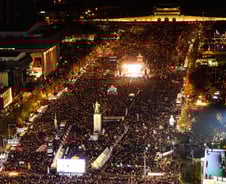 서울 뒤덮은 촛불시위, 분노 넘어 축제 분위기