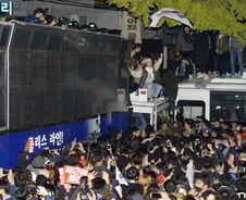 '100만 촛불집회' 시민 16명·경찰 5명 병원 실려가