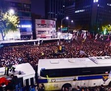 촛불집회 밤샘대치…靑앞 내자동서 23명 경찰 연행