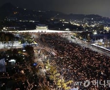 '100만 촛불'에 놀란 정치권, 탄핵 등 정국변화 이뤄질까