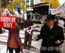 朴대통령 하야에 반대하는 목소리는… 양동안 교수 "군중폭동"