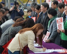[뷰300]'최순실비리' 국감서 침묵했던 안철수, 거리선 '퇴진' 앞장