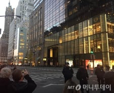 [르포]트럼프 타워 新'셀카' 성지… 뉴요커 "백악관 입성 그날만…"
