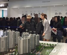 "돈줄 막으니 대기줄도 줄어…" 11·3 대책 한파 맞은 모델하우스 